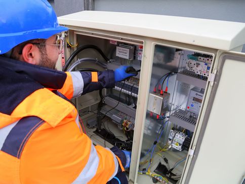 Elektriker prüft eine Schaltanlage