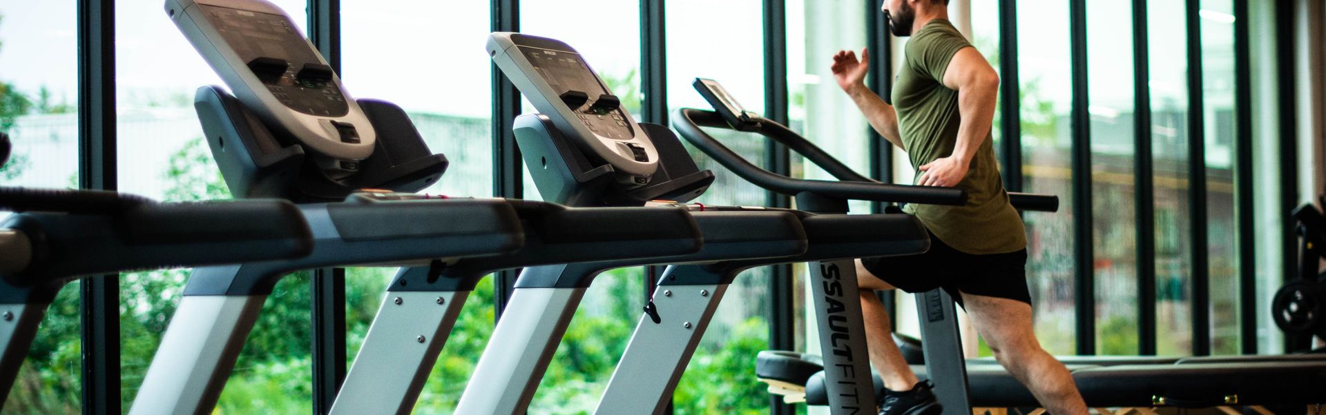 Krafttraining im Studio, dunkle Atmosphäre
