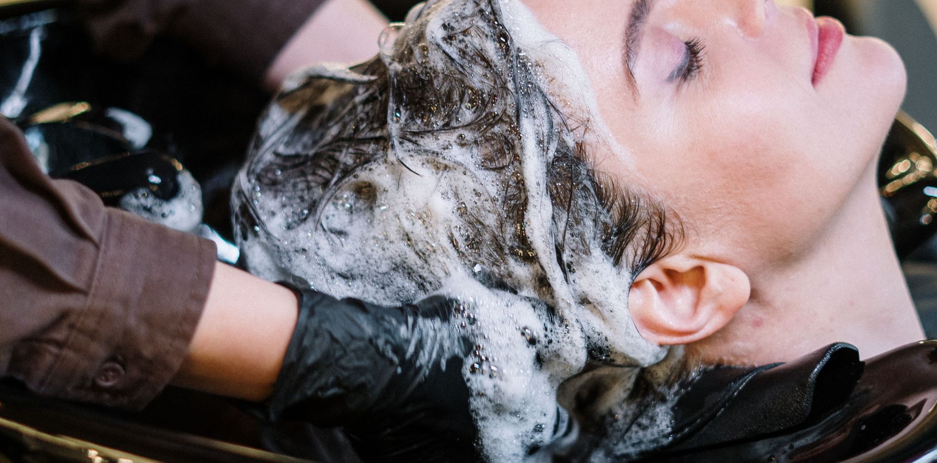 Heller Friseursalon, Haarsträhne beim Styling